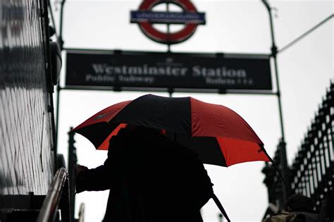 why are the cars in the office so dirty|Met Office explains why your car is looking so dirty this morning.